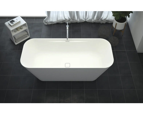 Freistehende Badewanne im Badezimmer mit Armatur, Pflanze und Ablage