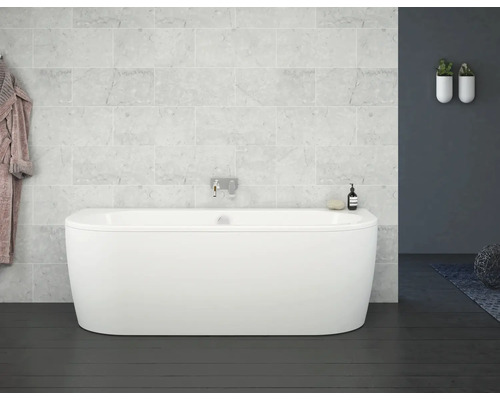 Freistehende Badewanne in einem Badezimmer mit hellen Marmorfliesen