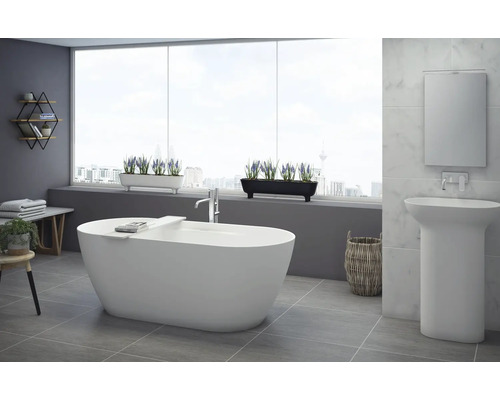 Modernes Badezimmer mit freistehender Badewanne, Waschtisch und dekorativen Elementen für eine helle und freundliche Atmosphäre.