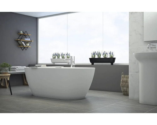 Helles Badezimmer mit freistehender Badewanne, Waschbecken und Dekoration