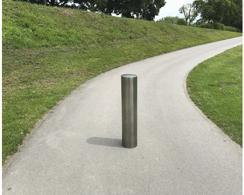 Edelstahl Poller auf einem Gehweg