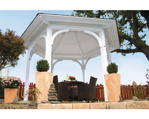 Weißer Pavillon mit Sitzgruppe im Garten