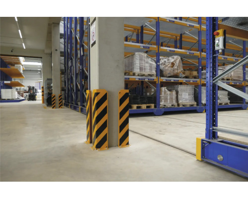 Lagerhalle mit Regalen und Säulen mit Anfahrschutz