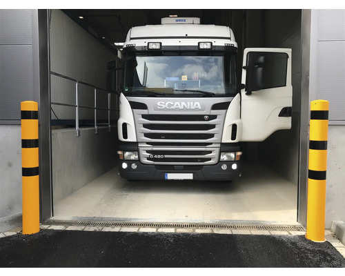 Lastkraftwagen fährt in eine Lagerhalle ein