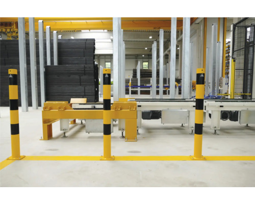 Schutzvorrichtungen und Markierungen in einer Industriehalle