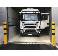 Lastwagen vor dem Eingang zu einem Gebäude mit rammschutz