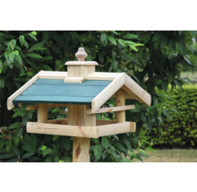 Vogelhaus aus Holz mit Dach auf einem Pfosten