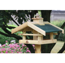 Vogelhaus aus Holz mit Ständer im Garten