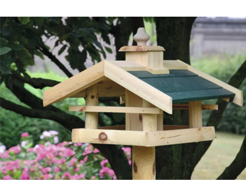 Vogelhaus aus Holz mit Ständer im Garten