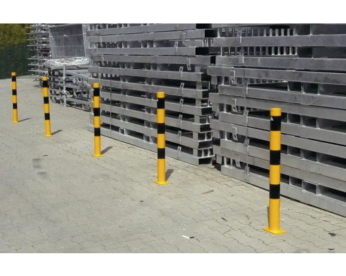 Mehrere Absperrpfosten zur Verkehrssicherung