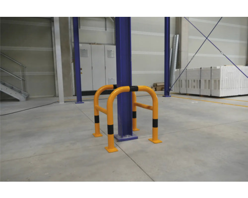 Pfostenrammschutz zur Sicherung von Säulen in einer Lagerhalle.