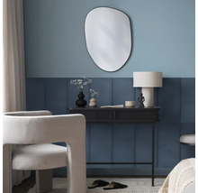 Wohnraum mit Spiegel, Konsole, Lampe und Sessel in modernem Design