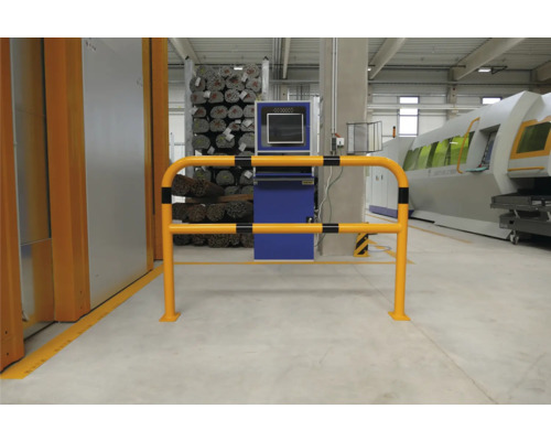 Geländer zur Absicherung in einer Lagerhalle