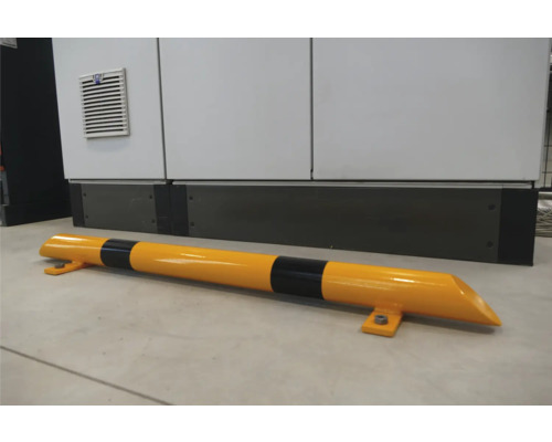 Gelb-schwarzer Anfahrschutz aus Stahl zum Schutz von Objekten