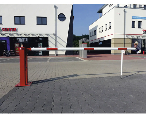 Schranke zur Verkehrsregelung auf einem Parkplatz vor Gebäuden