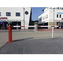 Schranke zur Verkehrskontrolle auf einem Parkplatz