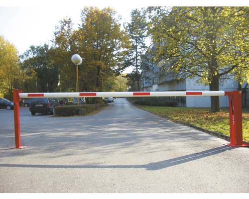 Parksperre mit rot-weissen Markierungen