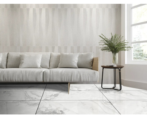 Wohnzimmer mit Sofa, Beistelltisch, Fenster und Bodenfliesen in Marmoroptik