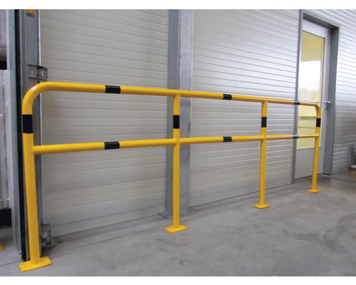 Geländer mit Anfahrschutz vor einer Hallentür