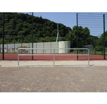 Sportplatz mit Ballfangzaun und Absperrgitter