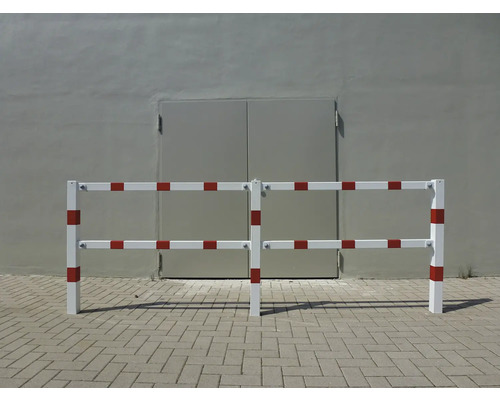 Weiße und rote Absperrung vor einer grauen Wand