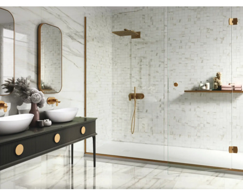 Modernes Badezimmer mit Doppelwaschtisch, Spiegeln und begehbarer Dusche