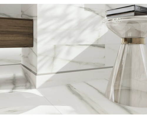 Badezimmer mit weißen Marmorfliesen, Waschtischunterschrank und Acrylhocker