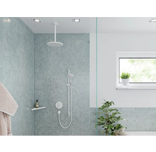 Badezimmer mit Dusche, Regenduschkopf, Handbrause und Sechseckfliesen