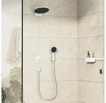 Duscharmatur mit Kopfbrause und Handbrause im modernen Badezimmer