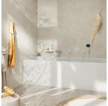 Badezimmer mit Badewanne, Handtuch, Bademantel und Dekorationen in hellem Design.