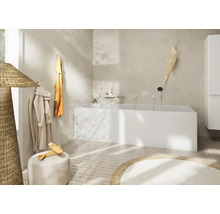 Badezimmer mit Badewanne, Waschtisch, Bademantel und Accessoires in hellen Farben