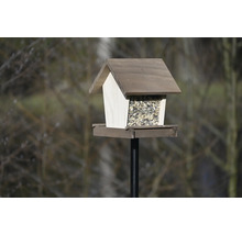 Vogelhaus mit Futtermittel auf einem Pfosten