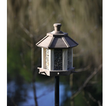 Vogelfutterhaus mit Ständer im Garten