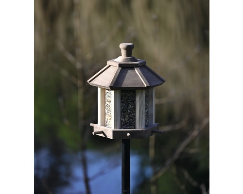 Vogelfutterhaus mit Ständer im Garten