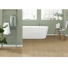 Badezimmer mit freistehender Badewanne, Holzleiter mit Handtüchern und Holzboden