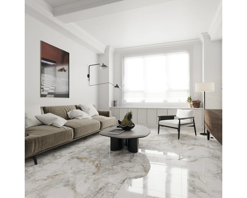 Helles Wohnzimmer mit Sofa, Sessel, Couchtisch und Marmorboden