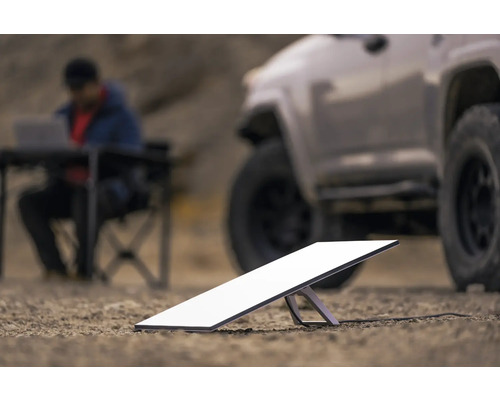Satelliten-Internetsystem im Freien mit Person, Laptop und Auto