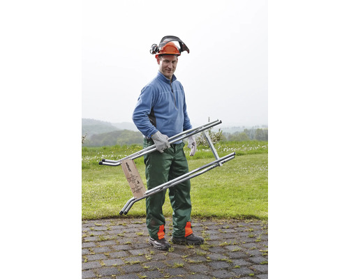 Mann mit Helm und Gehörschutz trägt eine Obstbaumleiter