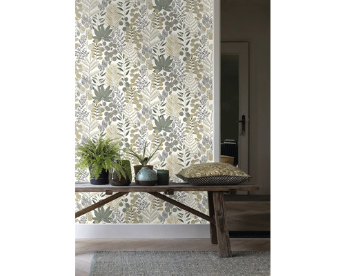 Zimmer mit einer Wand mit Blättermuster-Tapete, einem Holztisch und Pflanzen