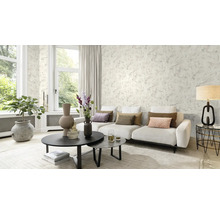 Wohnzimmer mit Sofa, Couchtisch und dekorativer Wandgestaltung