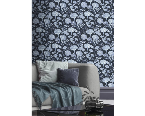 Wohnraum mit floral gemusterter Tapete, Sofa und Couchtisch