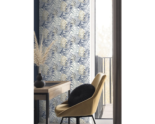 Dekoratives Wohnambiente mit einer gemusterten Tapete, einem Schreibtisch und einem Stuhl.