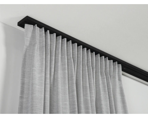 Gardine mit Gardinenschiene an der Decke