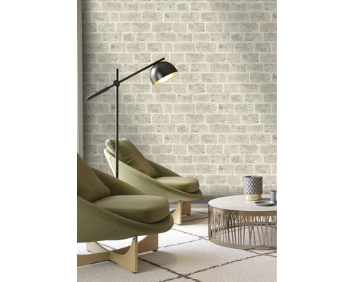 Wohnzimmer mit gemusterter Backsteintapete, Sesseln, Stehlampe und Couchtisch