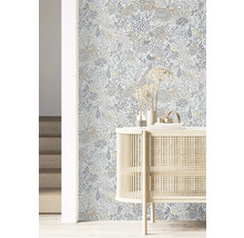 Einrichtungsbeispiel mit floral gemusterter Tapete und einem hellen Holzschrank