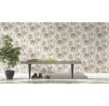 Dekorative florale Tapete mit Bank, Schuhen und Zimmerpflanze