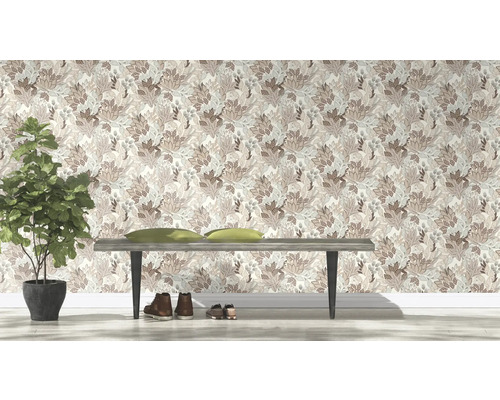 Dekorative florale Tapete mit Bank, Schuhen und Zimmerpflanze