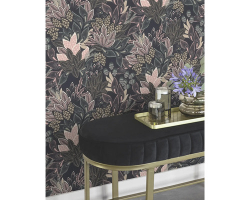 Dekorative Tapete mit floralem Muster, kombiniert mit einer Sitzbank