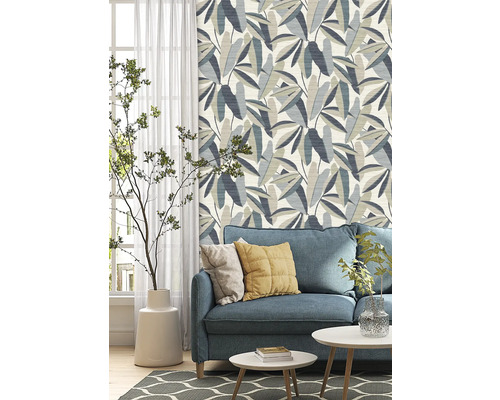Wohnzimmer mit Sofa und Blättertapete