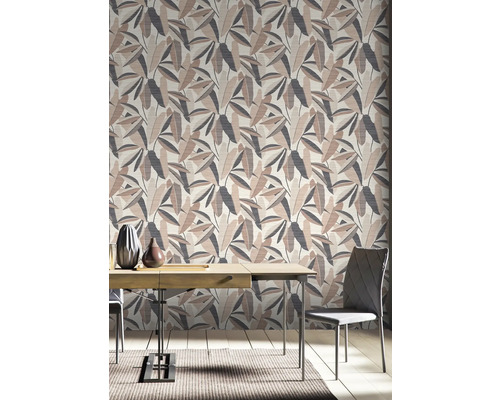 Wohnraum mit floral gemusterter Tapete, Esstisch und Stühlen.